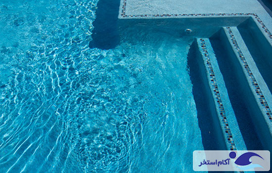 عکس استخر شنا ساخته شده با کاشی های بلورین