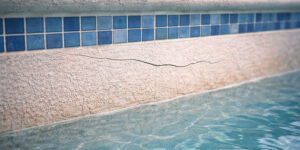 بررسی علمی ترک‌های مویی استخر؛ کدام خطرناک است و کدام طبیعی؟